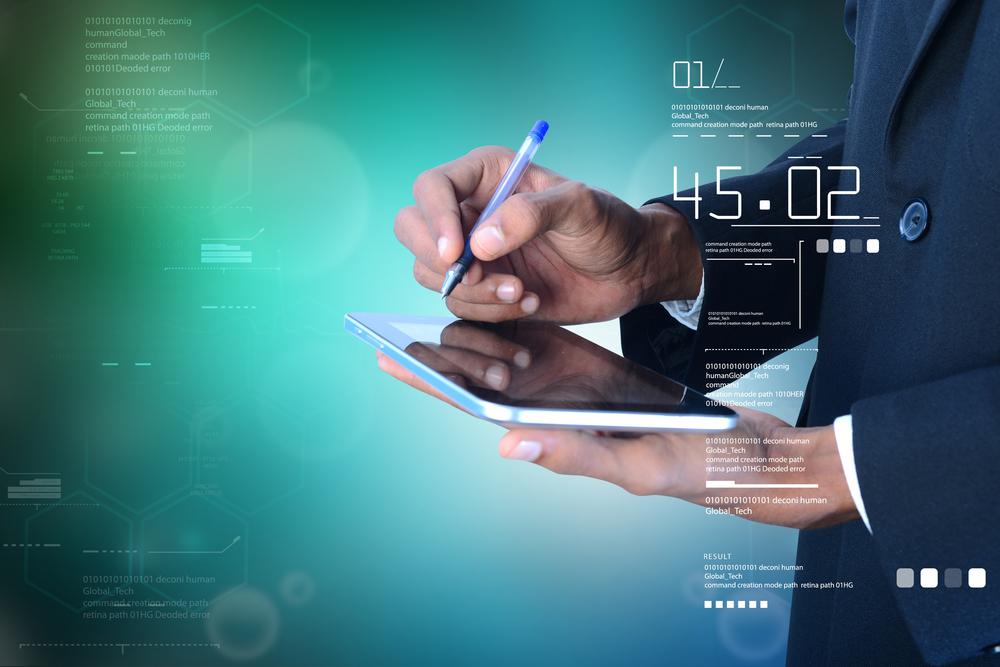 Henkilö allekirjoittaa sähköisen asiakirjan Luottopostissa puhelimella