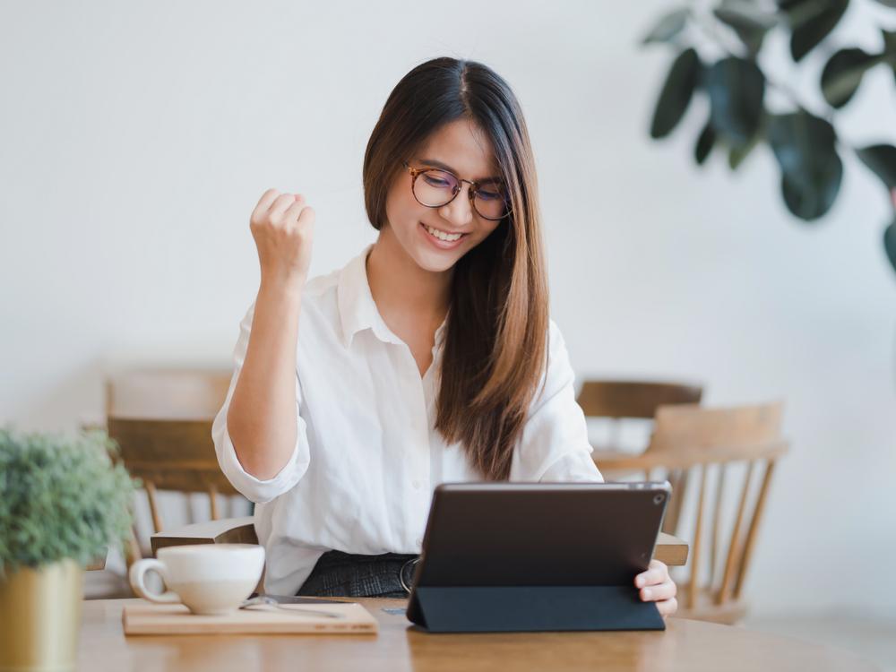 Asiakirjan sähköinen allekirjoitus tietokoneella yrityksessä